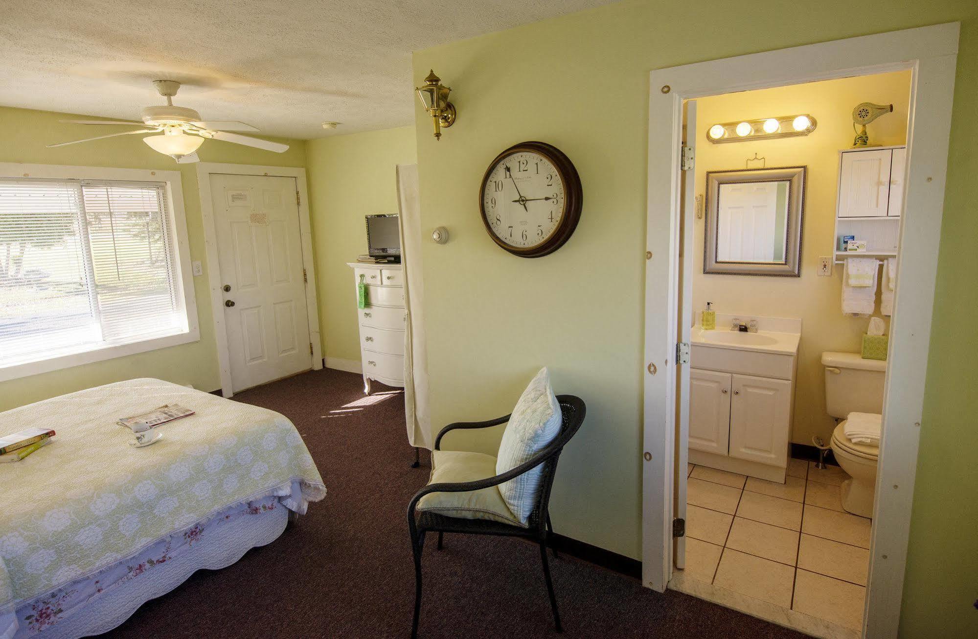 Savannah House Wine Country Inn & Cottages Himrod Exterior photo