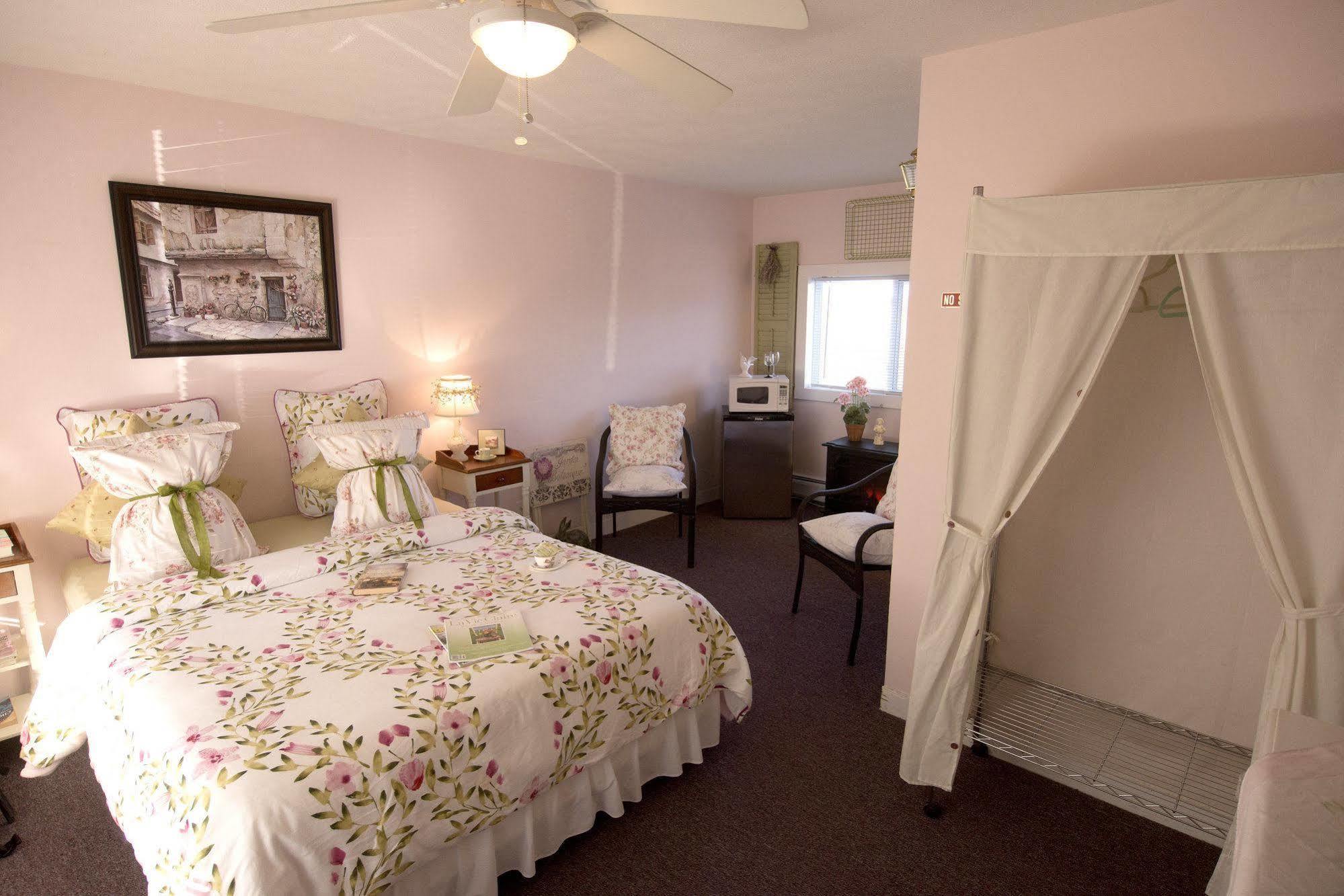 Savannah House Wine Country Inn & Cottages Himrod Exterior photo